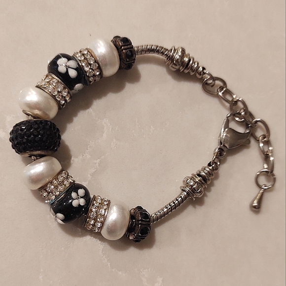 Bella Perlina | Crystal Bead Bracelet Black & White Rhinestones Daisy Flower - Picture 8 of 9